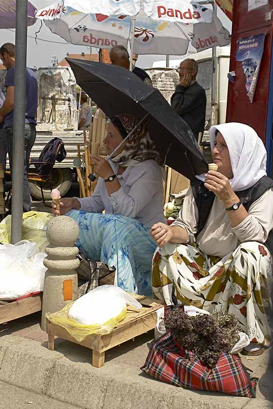 Market women, Prizren