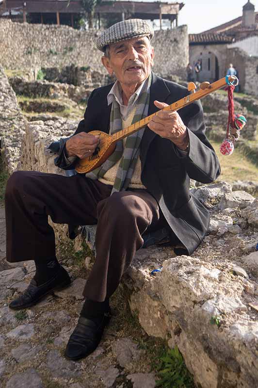 Playing the çifteli