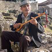 Playing the çifteli