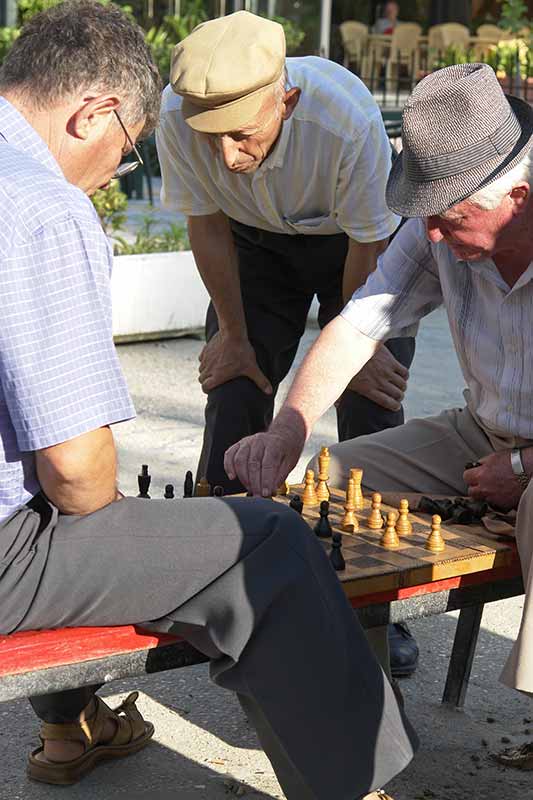 Playing chess, Vlora