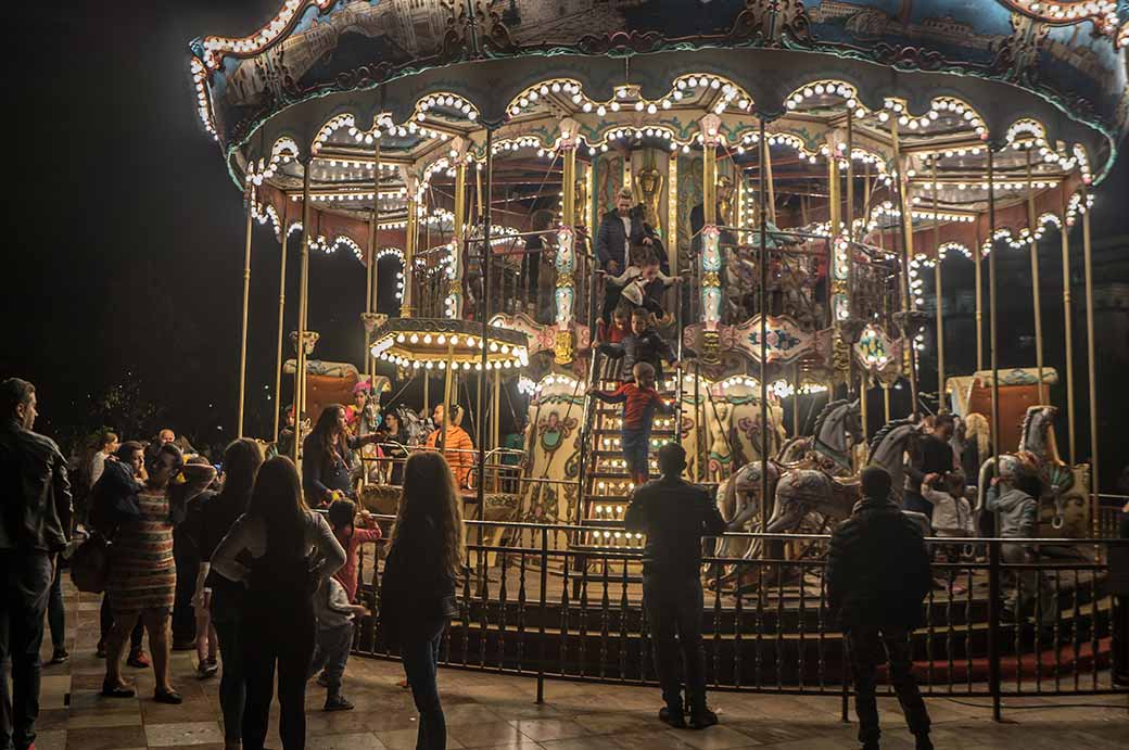 Merry-go-round, Tirana