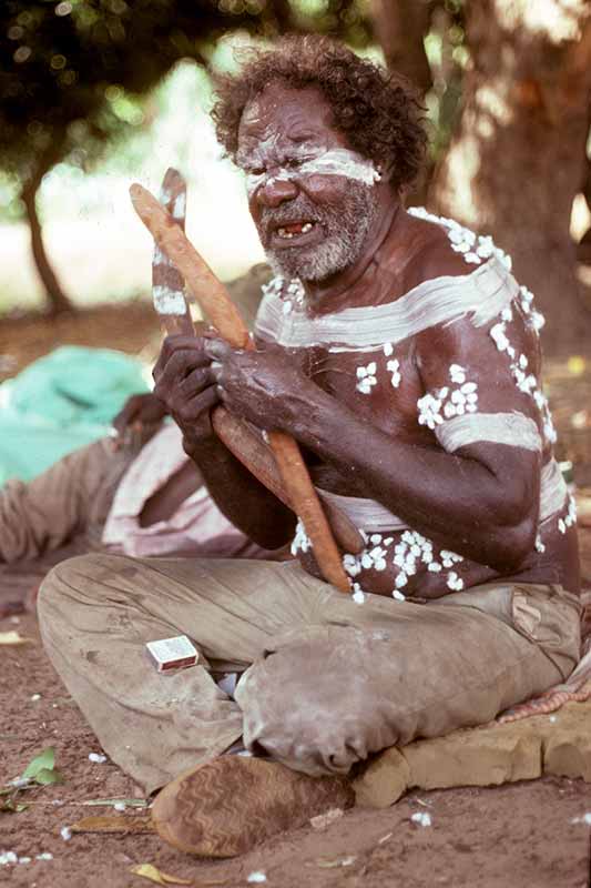 Clapping boomerangs