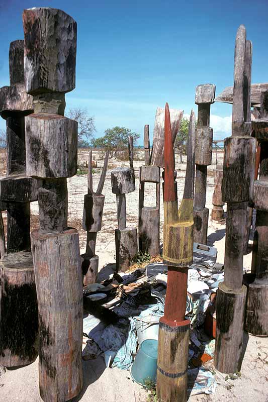 Pukumani poles, Karslake