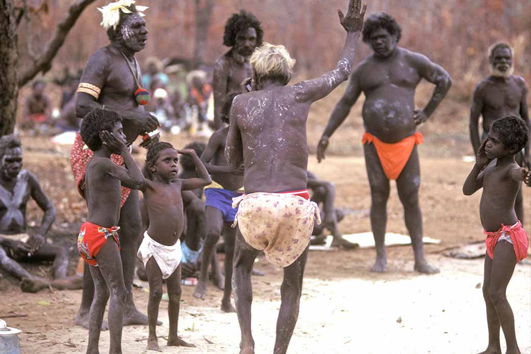 Children in clan dance