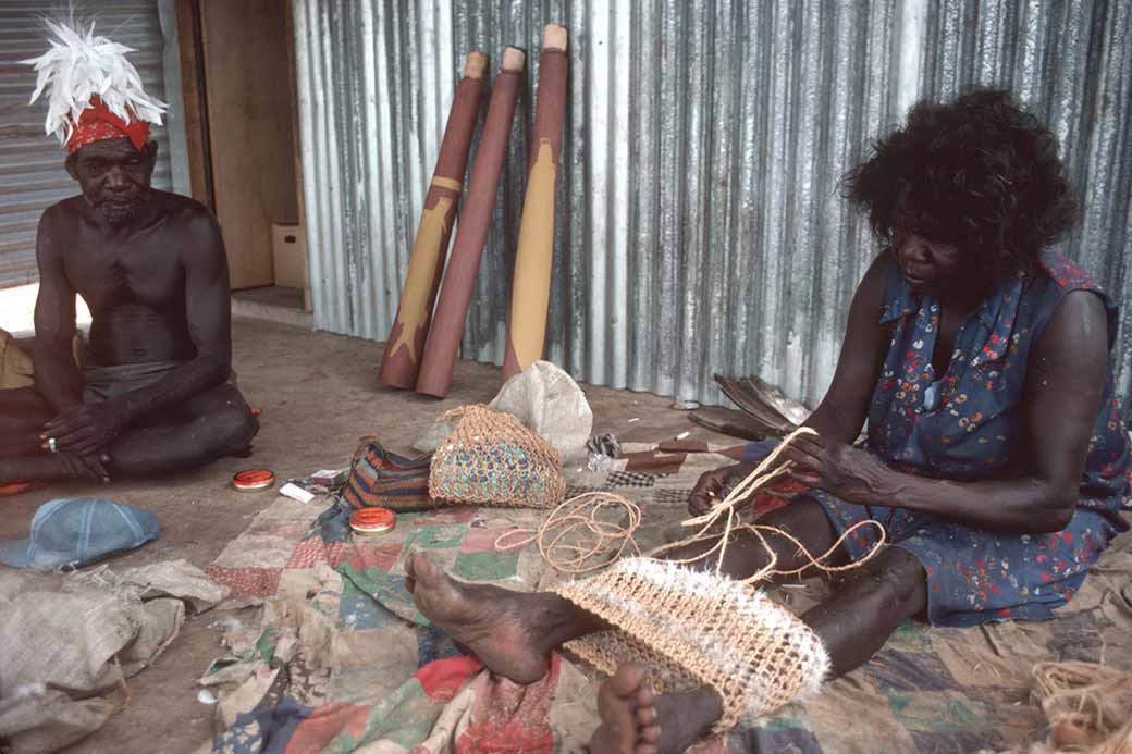 Weaving a string bag