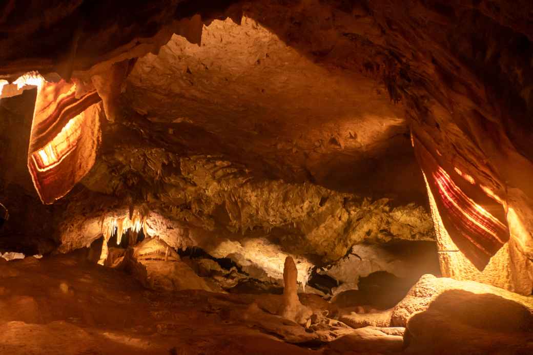 Shawls, Ngilgi Cave