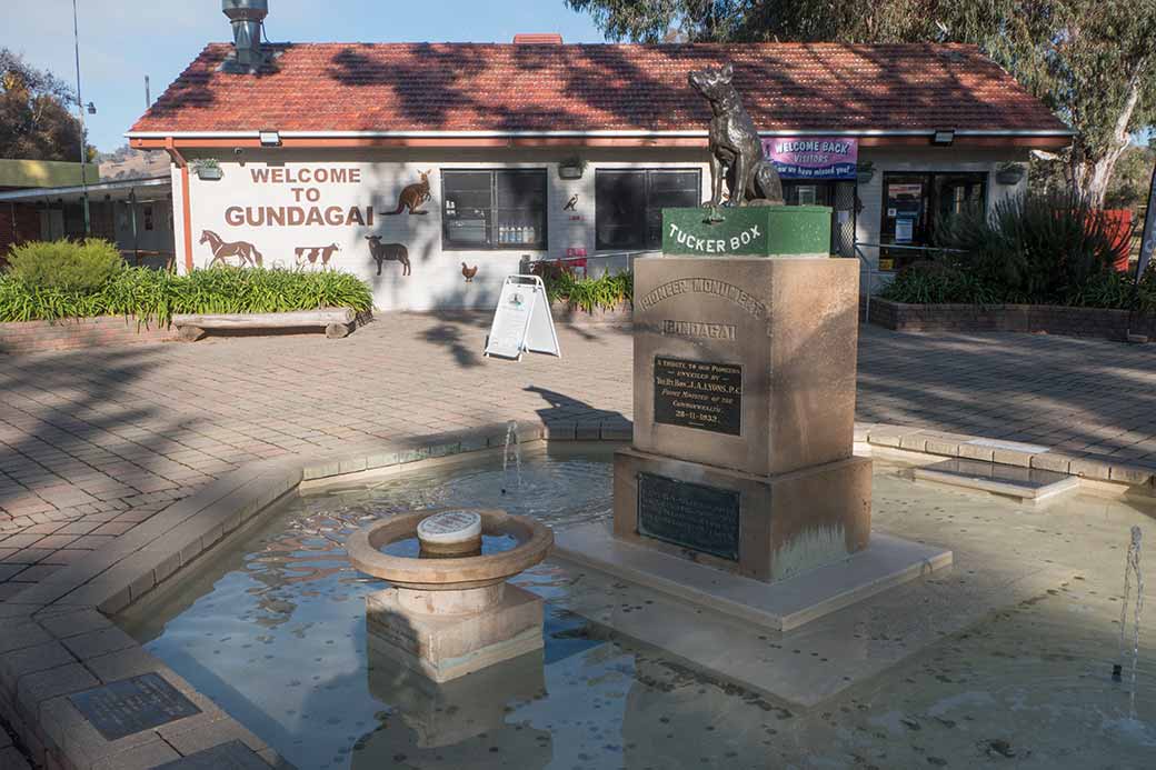 “Dog on the Tuckerbox” monument