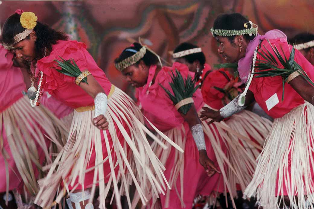 Zeuben Erkep dancers