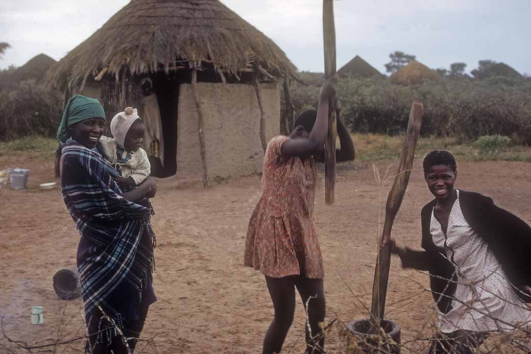 Pounding maize, Khudumelapye