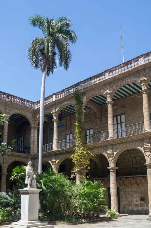 In Palacio de los Capitanes Generales