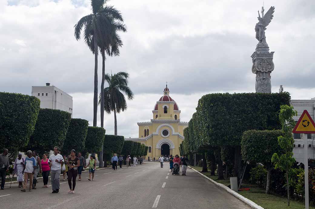 Main path, Necrópolis Cristóbal Colón