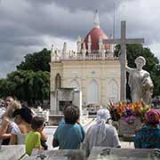 La Milagros, Necrópolis Cristóbal Colón