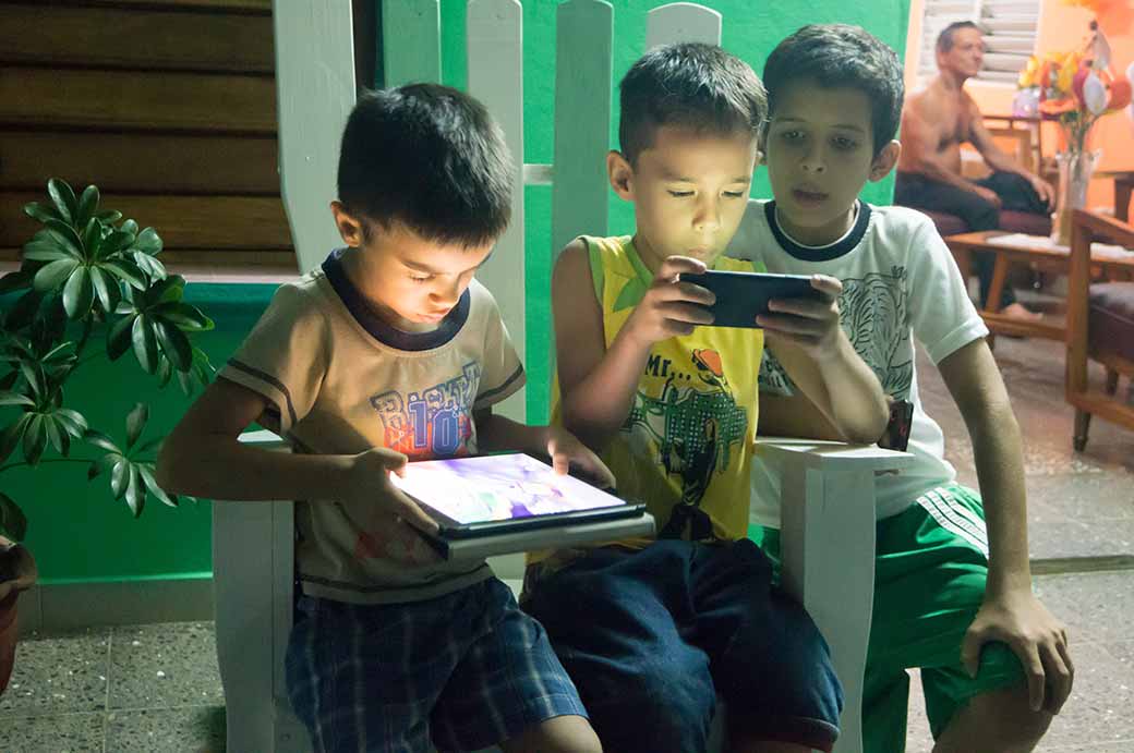 Boys with iPad and iPhone, Viñales