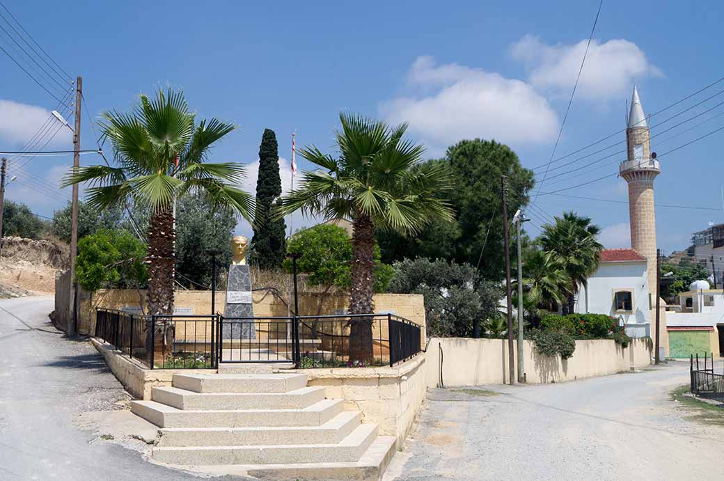 Atatürk bust, Kaleburnu (Galinoporni)