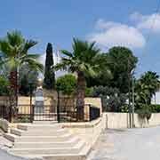 Atatürk bust, Kaleburnu (Galinoporni)