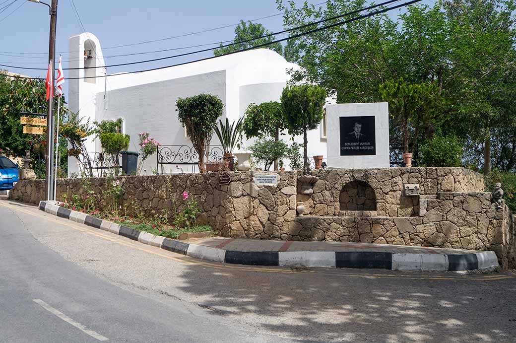 Beylerbeyi Camii, memorial