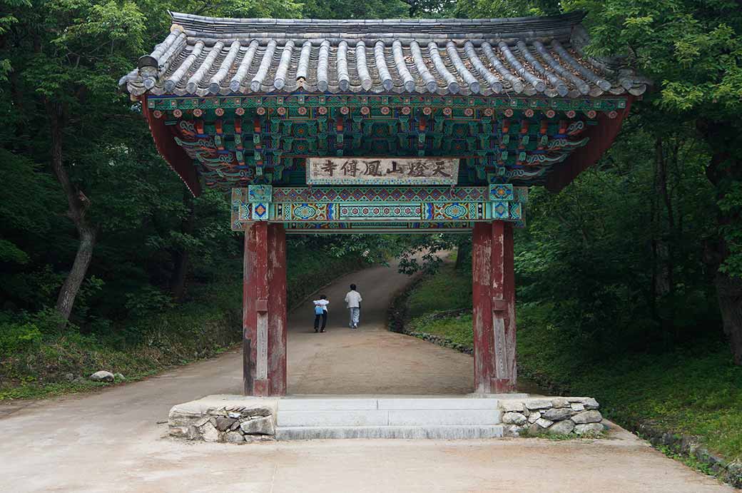 Entrance to Bongjeongsa
