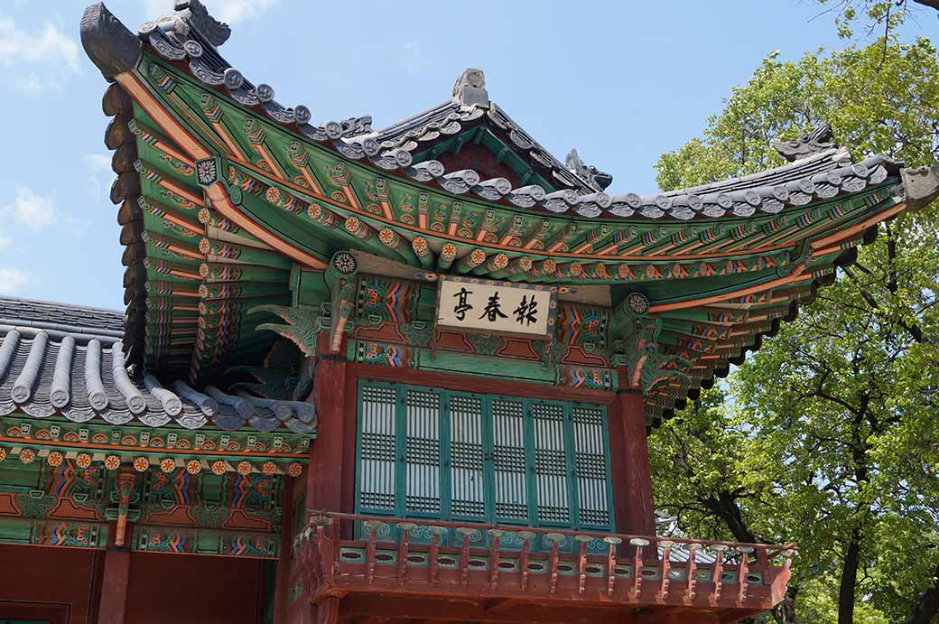 Seonjeongjeon roof