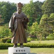 Statue of Yulgok Yi Yi