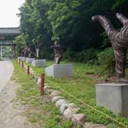 Statues of Sunmudo