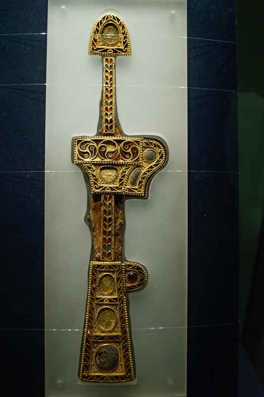 Silla jeweled sword
