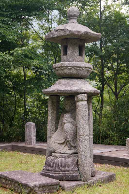 Yeon-gi's stone lantern