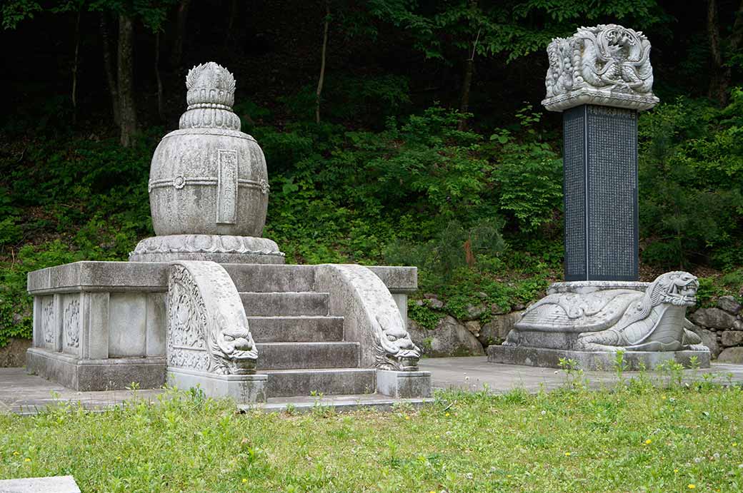 Stele, Buddhist monument