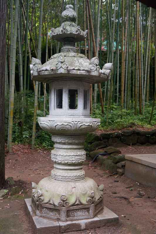 Stone lantern, Geumgangmun