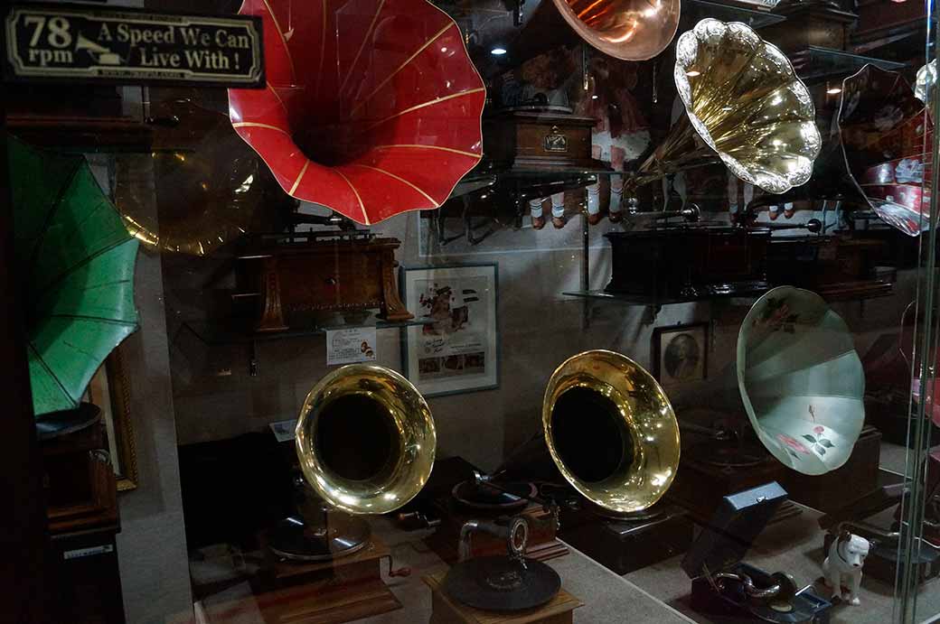 Horn phonographs
