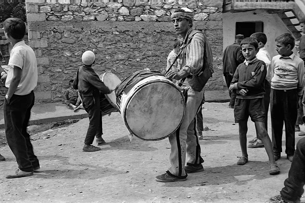 Playing the tupan