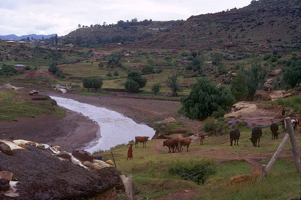 Qomoqomong river