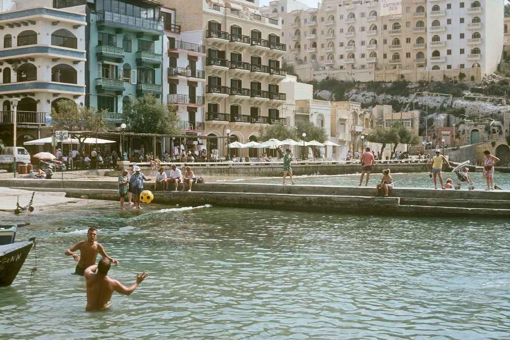 Playing ball, Xlendi