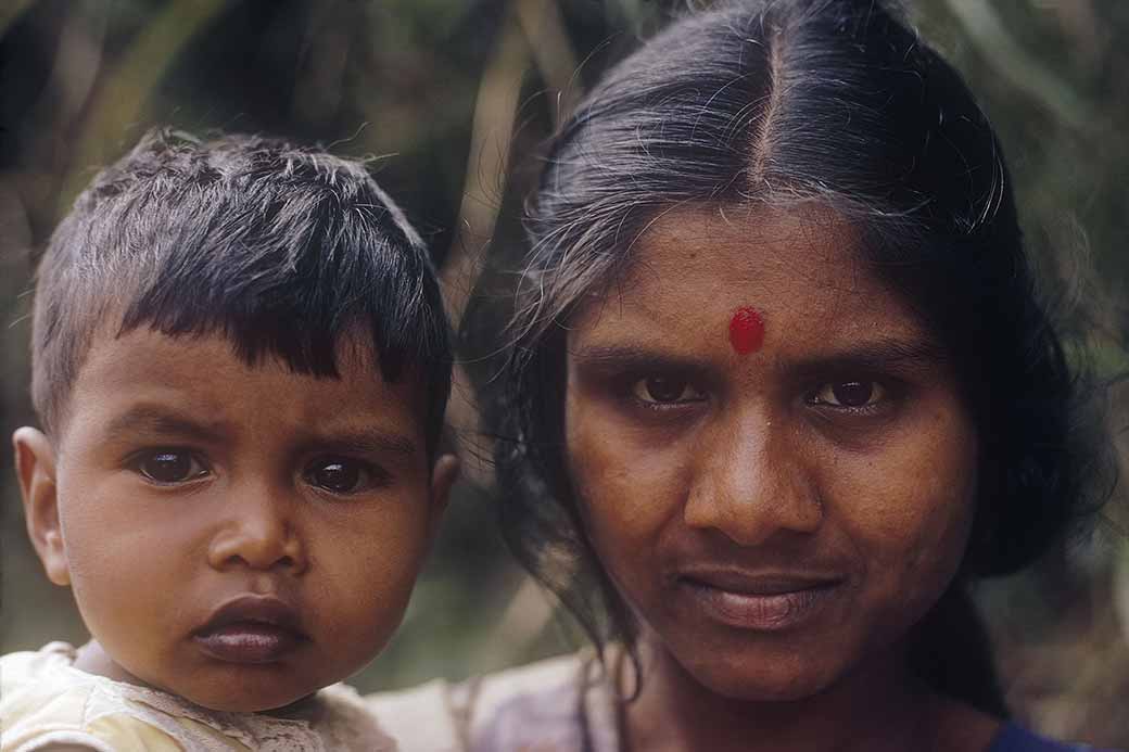 Woman and child, Les Mariannes