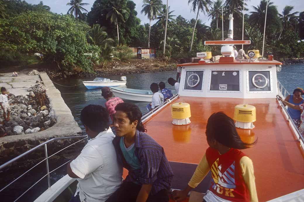 Small ferry, Eten island