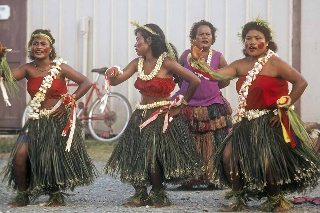 Women dancers from Gilmaan'