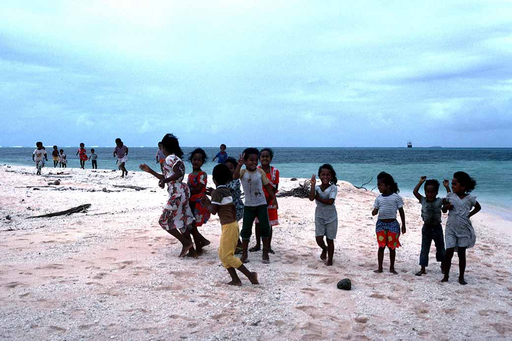 Children on the beach, Fananu