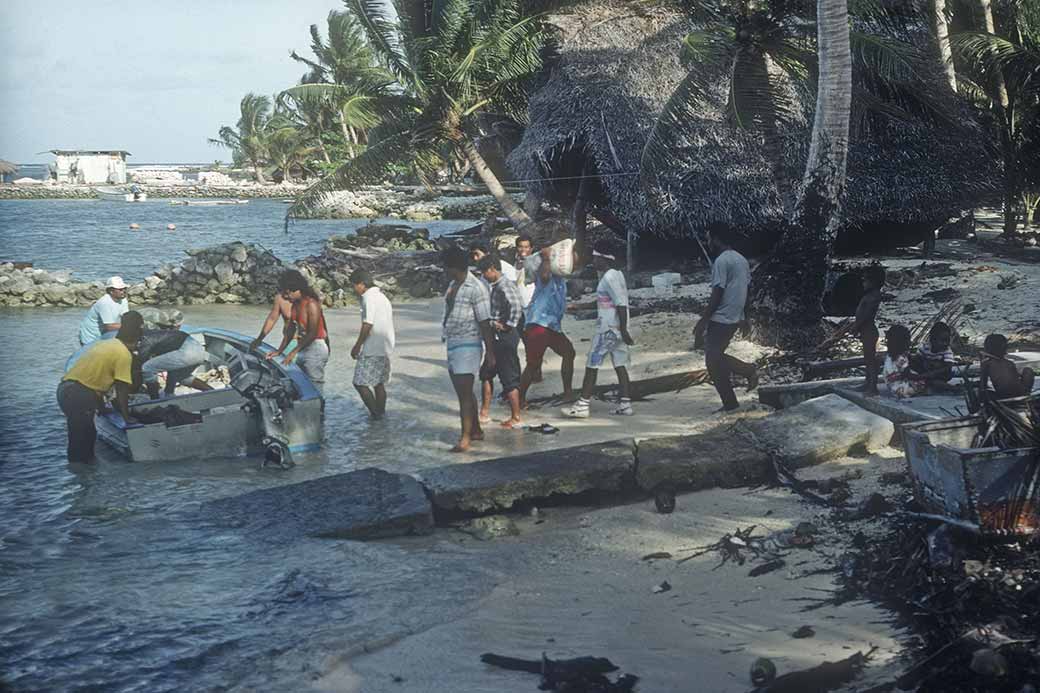 Offloading the sloop, Nomwin island