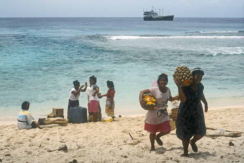 Carrying pandanus fruit, Onoun