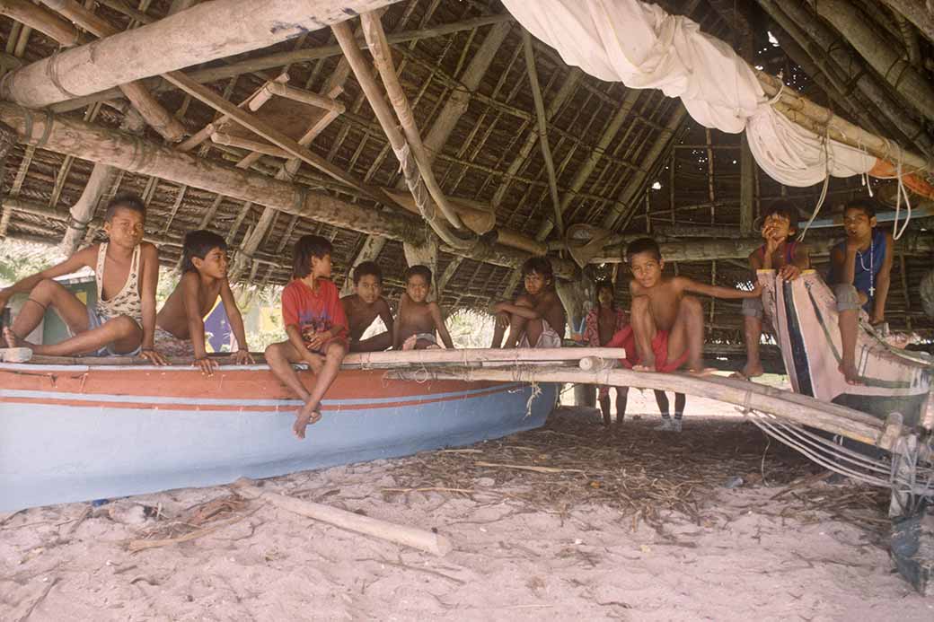 Boys in the canoe house, Onoun