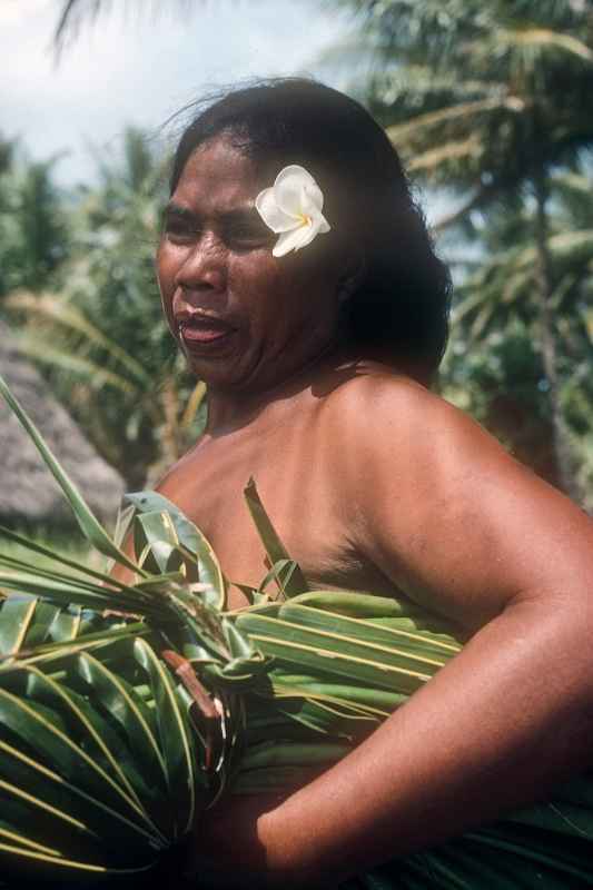 Woman carrying basket, Onoun