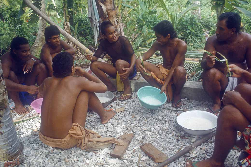 Eating lunch, Pulowat