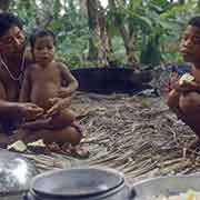 Gracia Kauka with her children