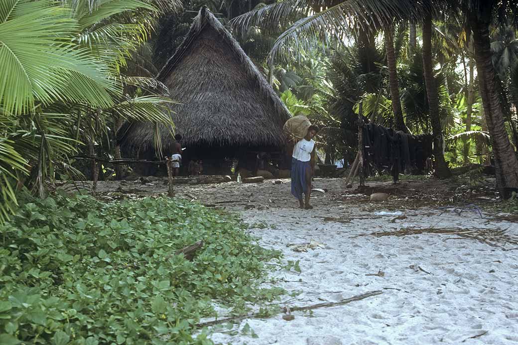 Carrying bag of copra, Woleai