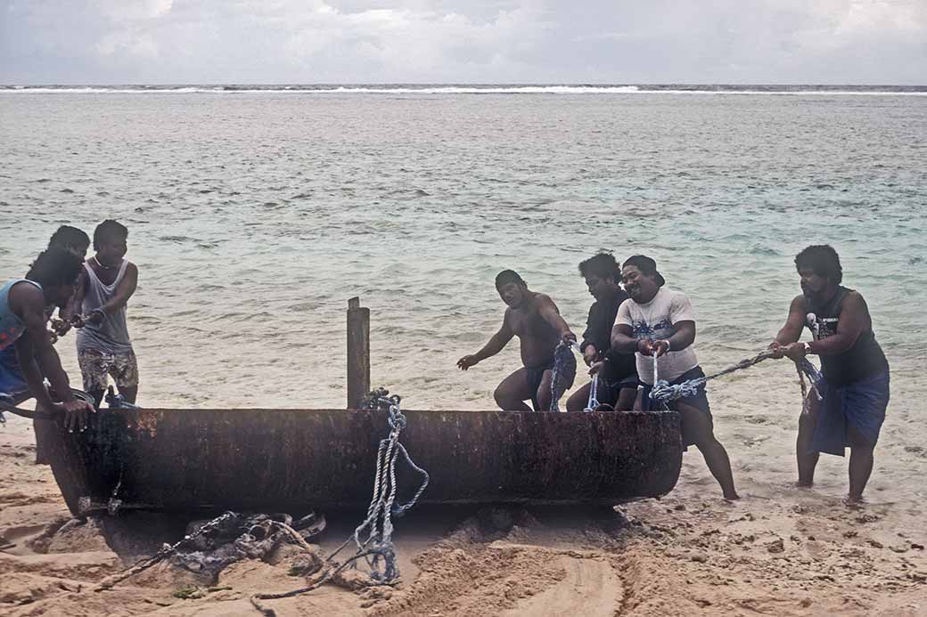 Dragging the barge, Olimarao Atoll