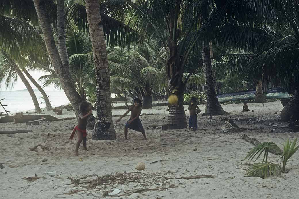 Children playing, Sorol