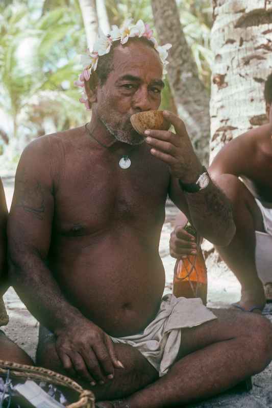 Man drinking “faluba“