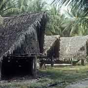 Canoe houses, Fais