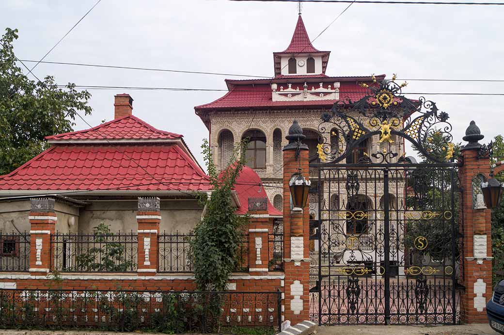 Palatial Roma houses, Soroca