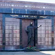 1990-1992 War monument