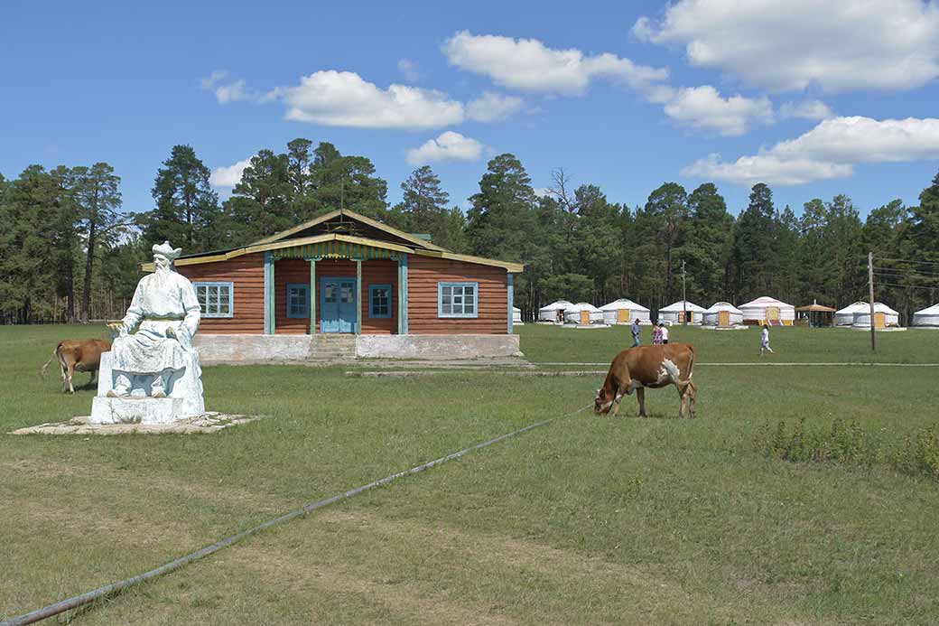 Statue, Gurvan Nuur